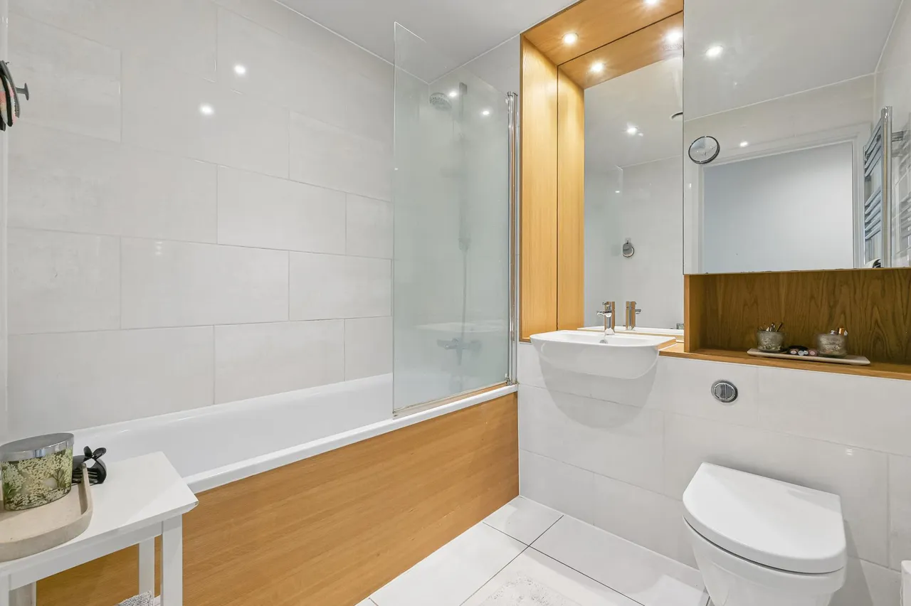 Paddlers Avenue, TW8, photo 8