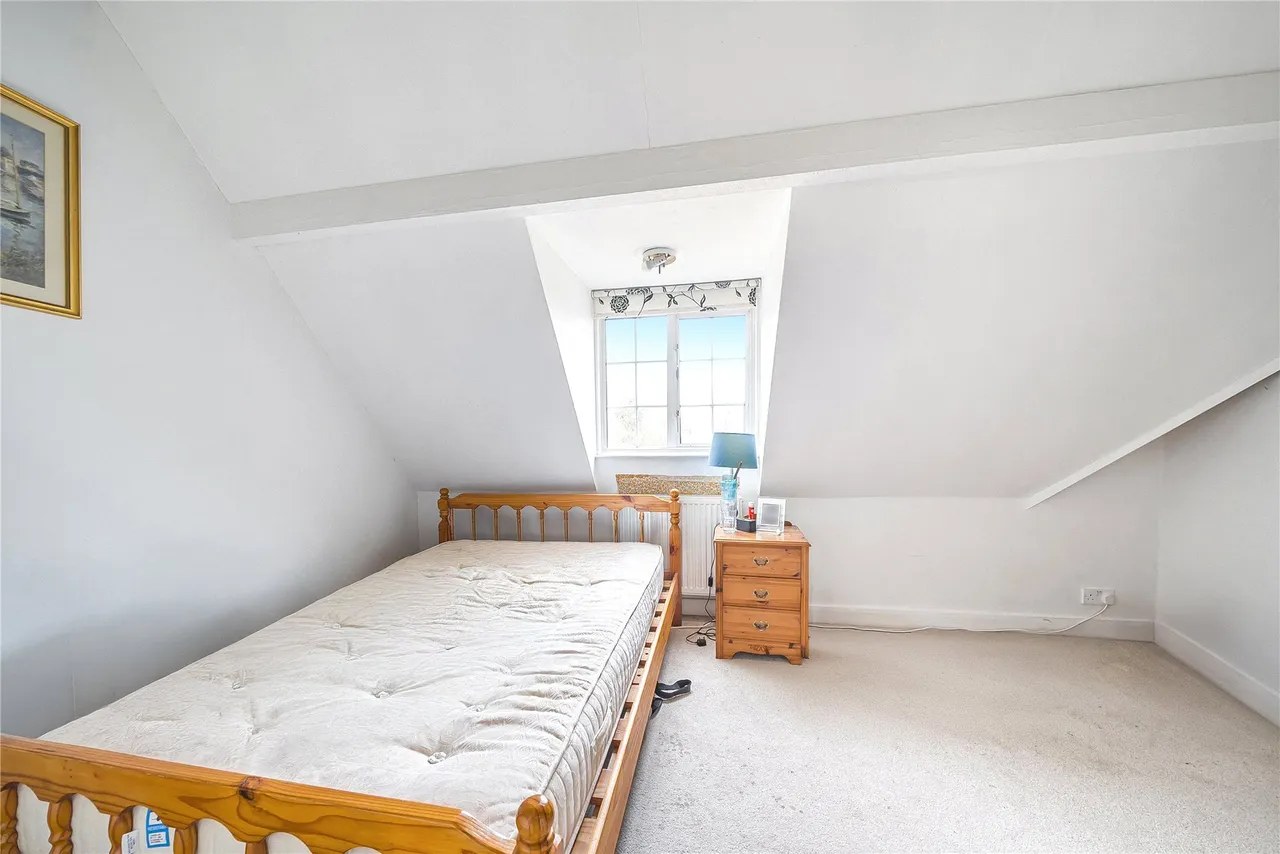 Chertsey Lane, Staines, TW18, photo 28