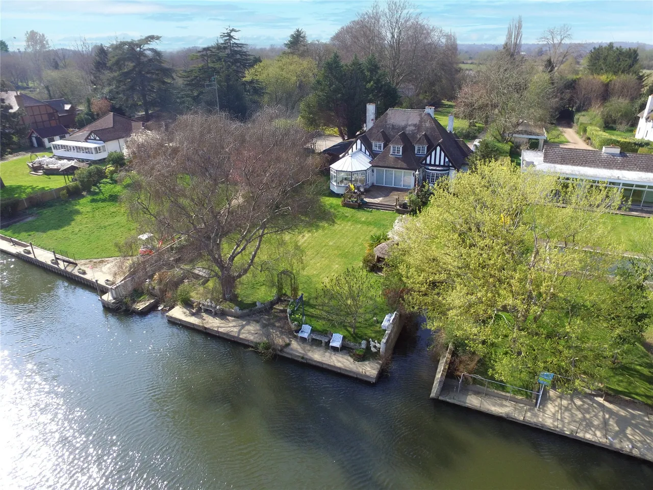 4 bed house for sale, Chertsey Lane, Staines, TW18