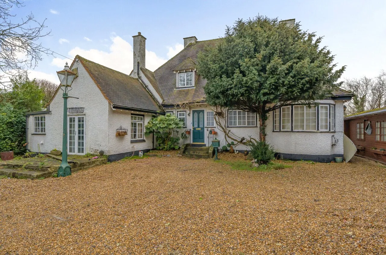 Chertsey Lane, Staines, TW18, photo 2