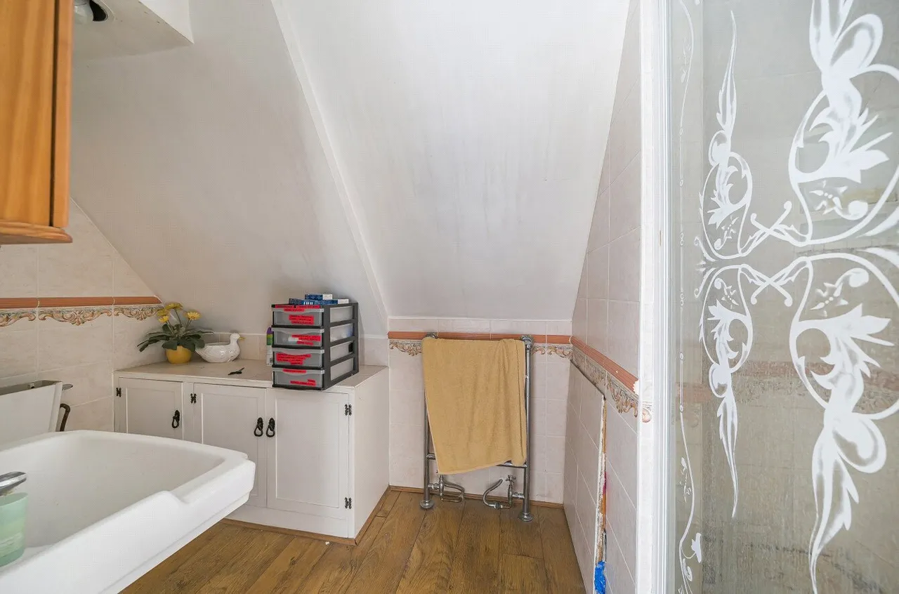 Chertsey Lane, Staines, TW18, photo 24