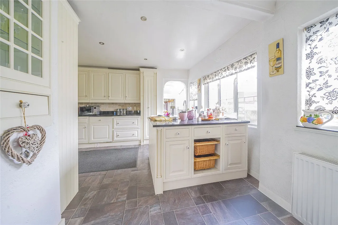 Chertsey Lane, Staines, TW18, photo 23