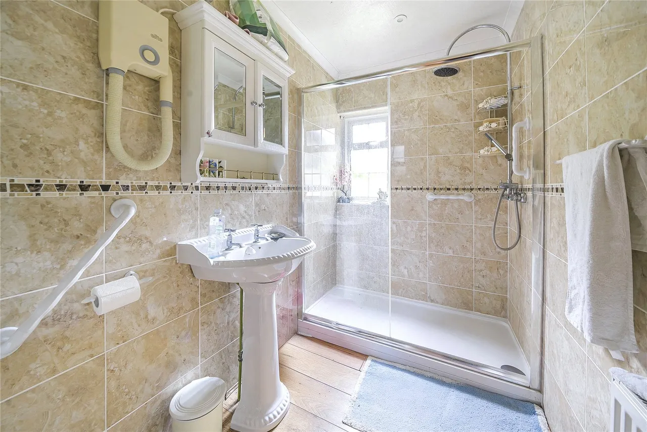 Chertsey Lane, Staines, TW18, photo 17