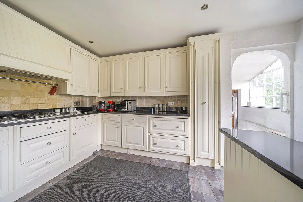 Chertsey Lane, Staines, TW18, photo 12