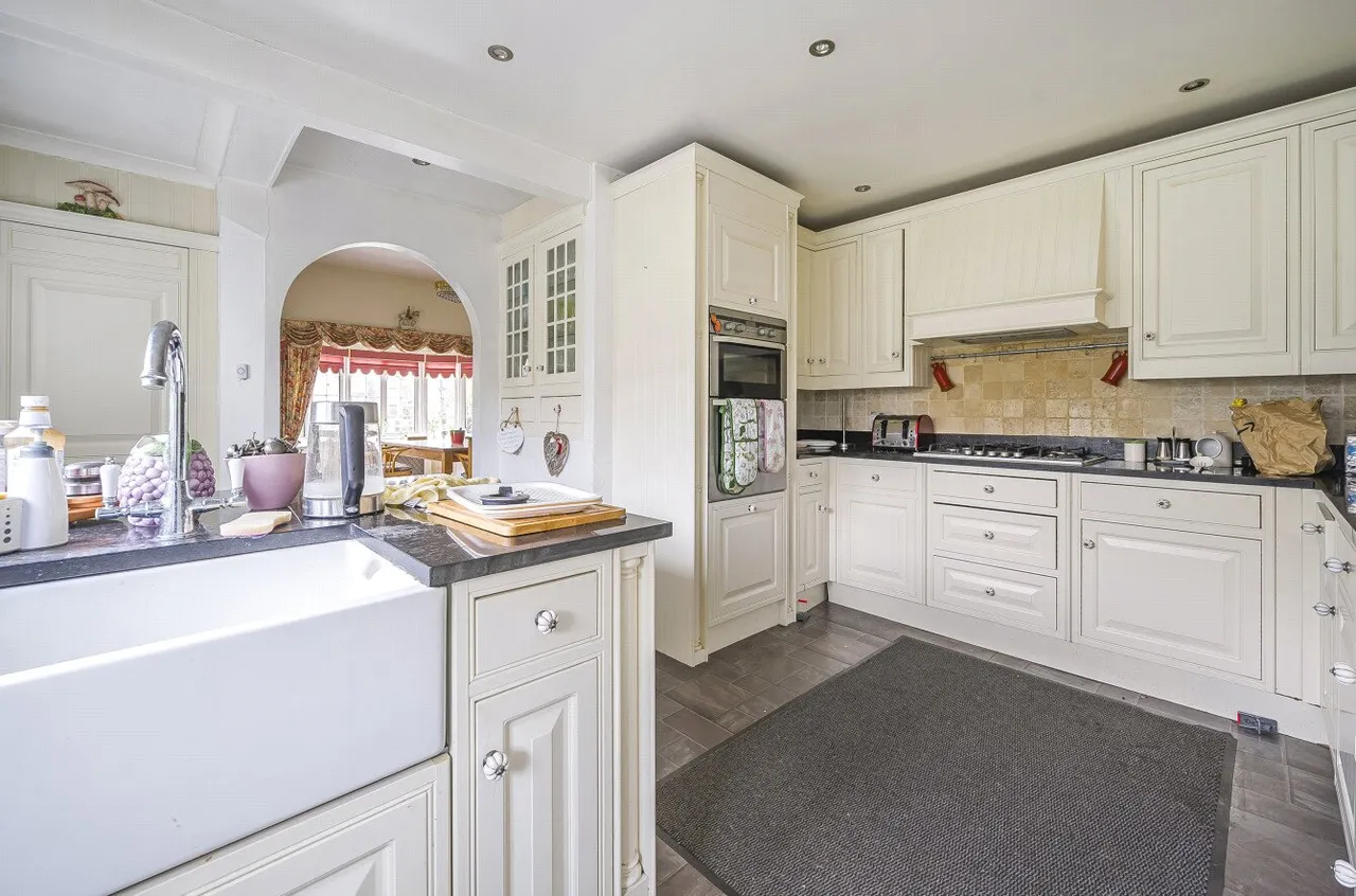 Chertsey Lane, Staines, TW18, photo 19