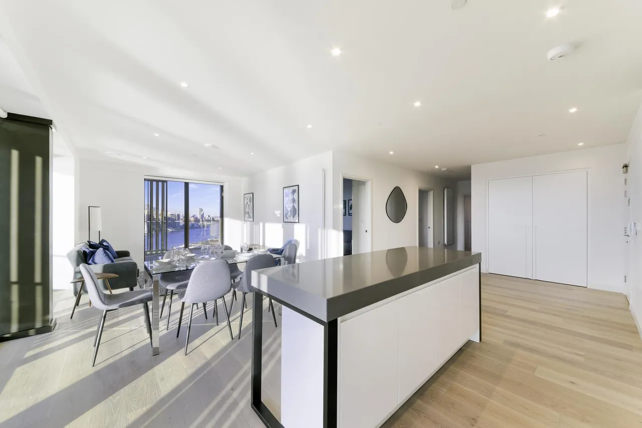 3 bed flat to rent, Marco Polo Tower, Royal Wharf, E16