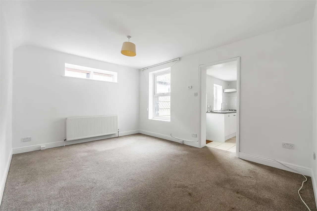 Byron Place, Leatherhead, KT22, photo 4