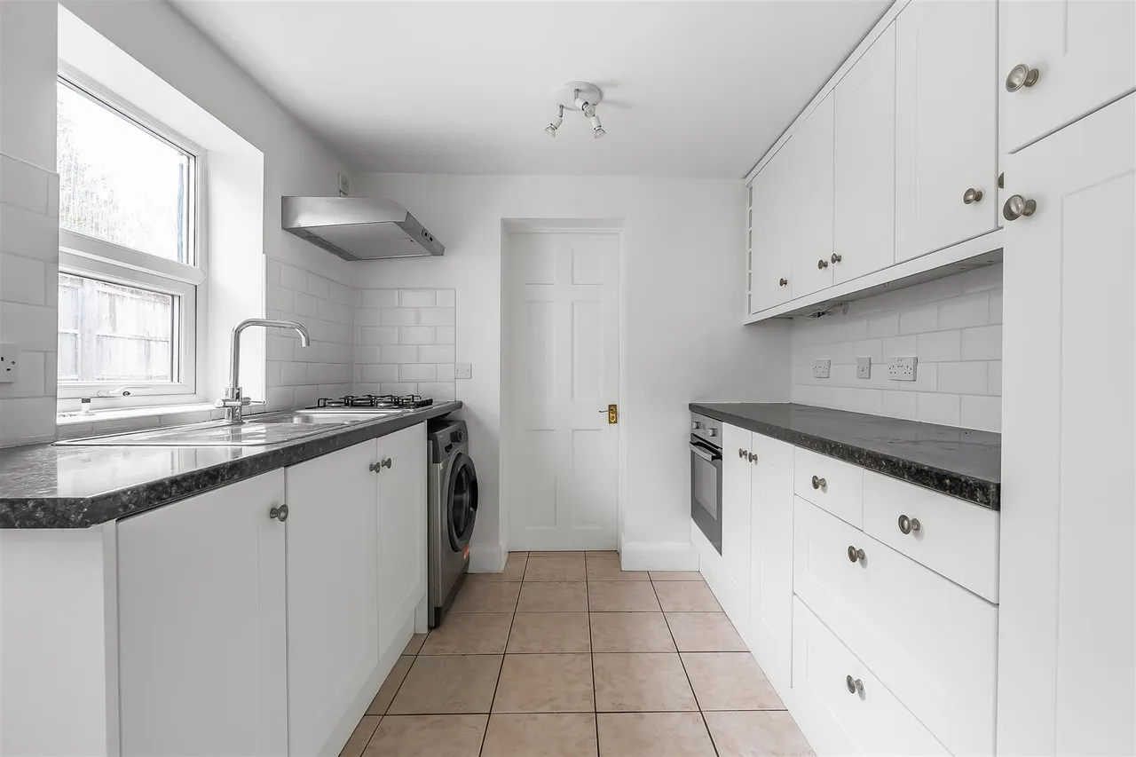 Byron Place, Leatherhead, KT22, photo 3
