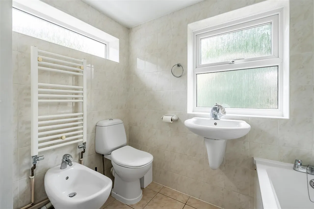 Byron Place, Leatherhead, KT22, photo 6