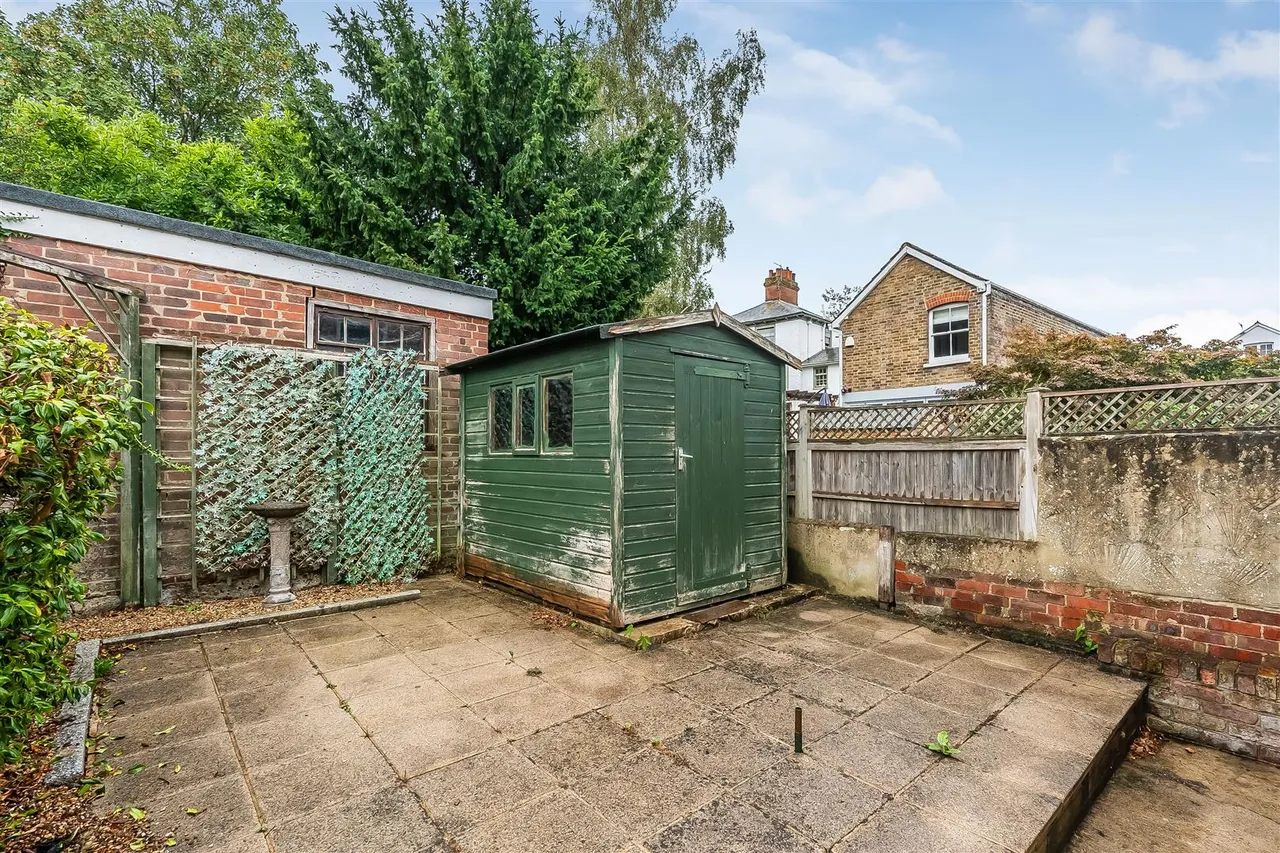 Byron Place, Leatherhead, KT22, photo 2