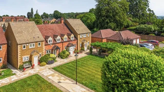 2 bed house for sale, Highlands, Lower Tadmarton, OX15