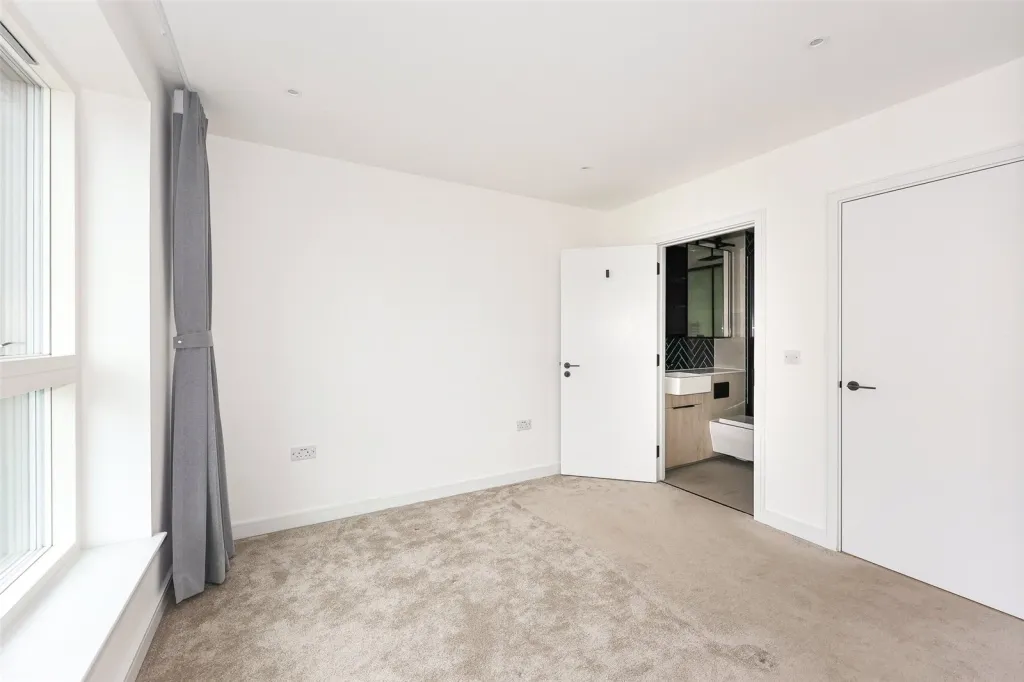 Greenleaf Walk, Southall, UB1, photo 16