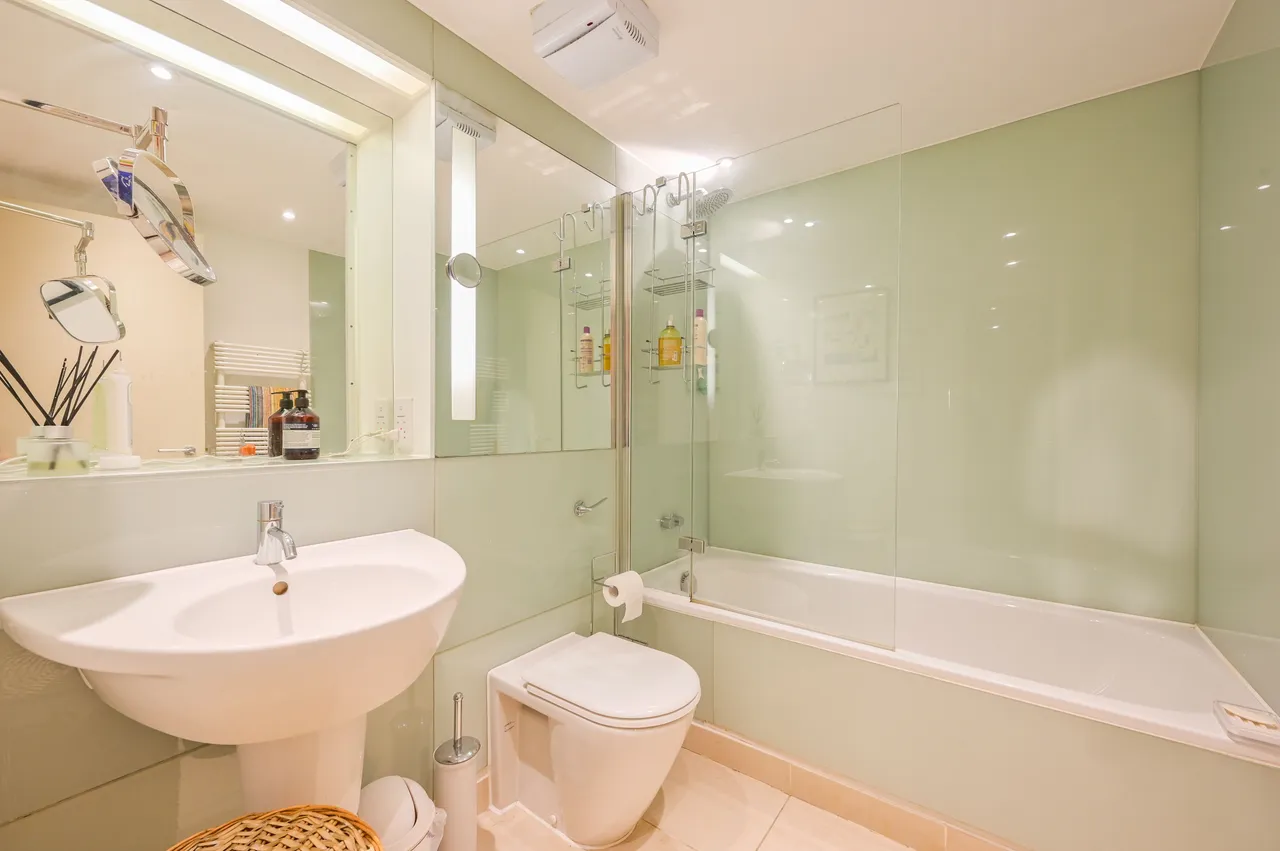 Flat 103, 350 The Highway, London, photo 5