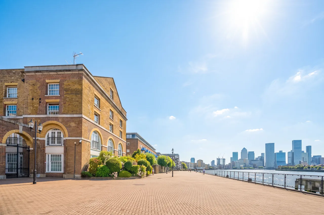 Flat 103, 350 The Highway, London, photo 6