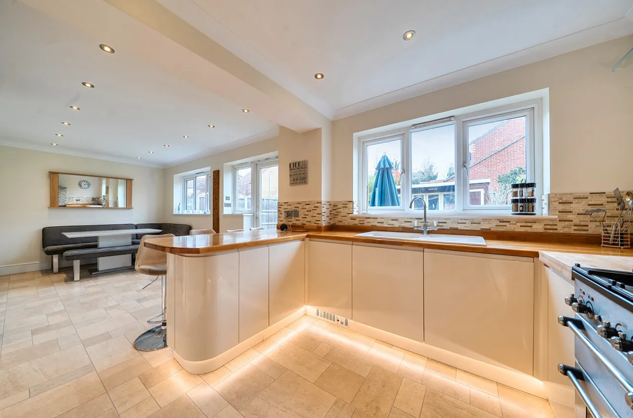 Cowley Avenue, Worcester Park, DA9, photo 12