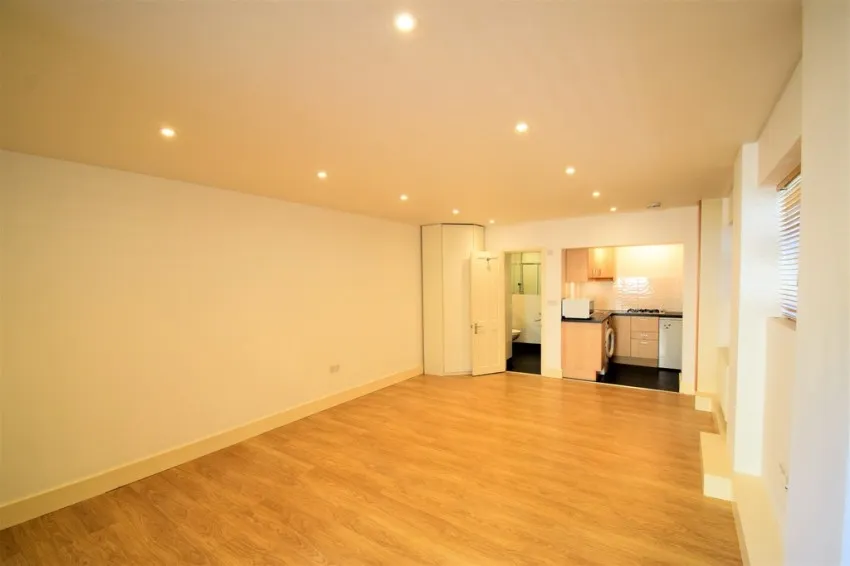 1 bed property to rent, Chiswick High Road, W4