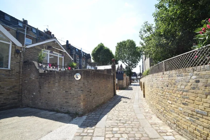 Chiswick High Road, W4, photo 4