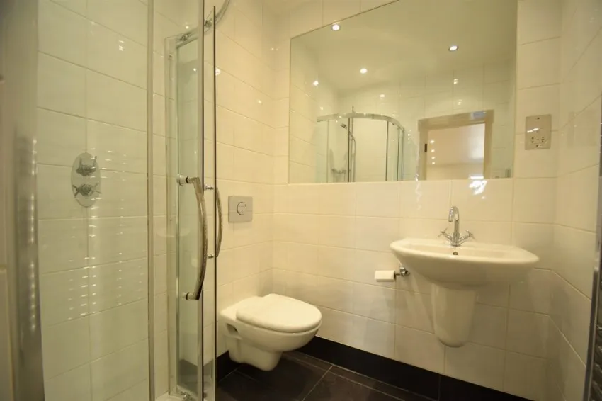 Chiswick High Road, W4, photo 5