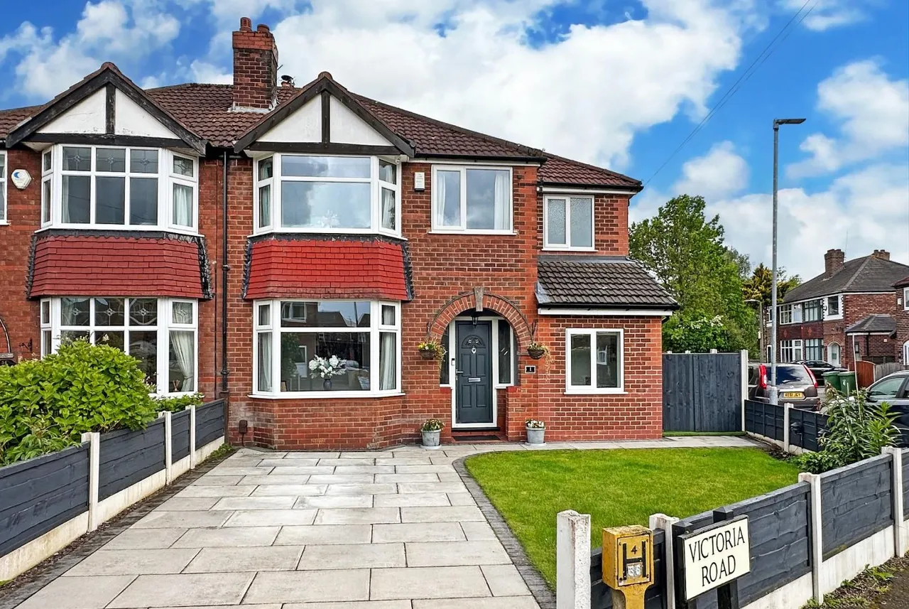 4 bed house for sale — Victoria Road, Timperley WA15 6PP