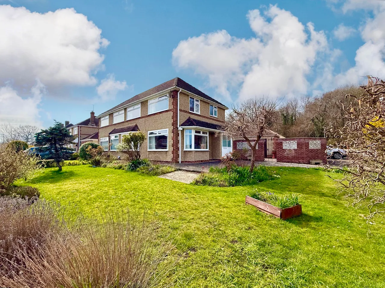 3 bed house for sale — Highclere Avenue, Swindon, Wiltshire, SN3 1HG
