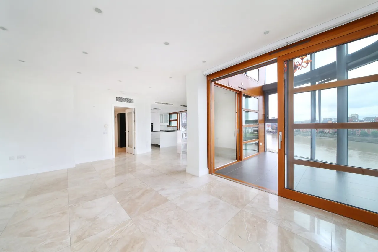3 bed flat for sale, Lombard Road, Battersea, SW11