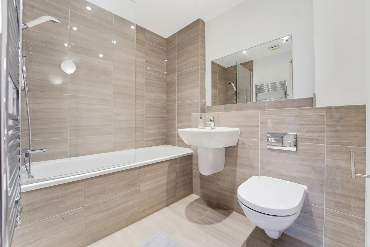 Laburnum Way, Staines-upon-thames, TW19, photo 8