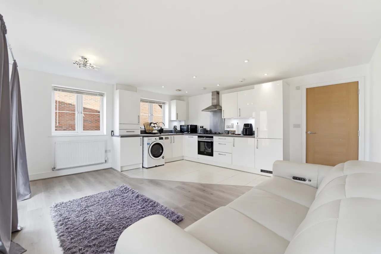 Laburnum Way, Staines-upon-thames, TW19, photo 2
