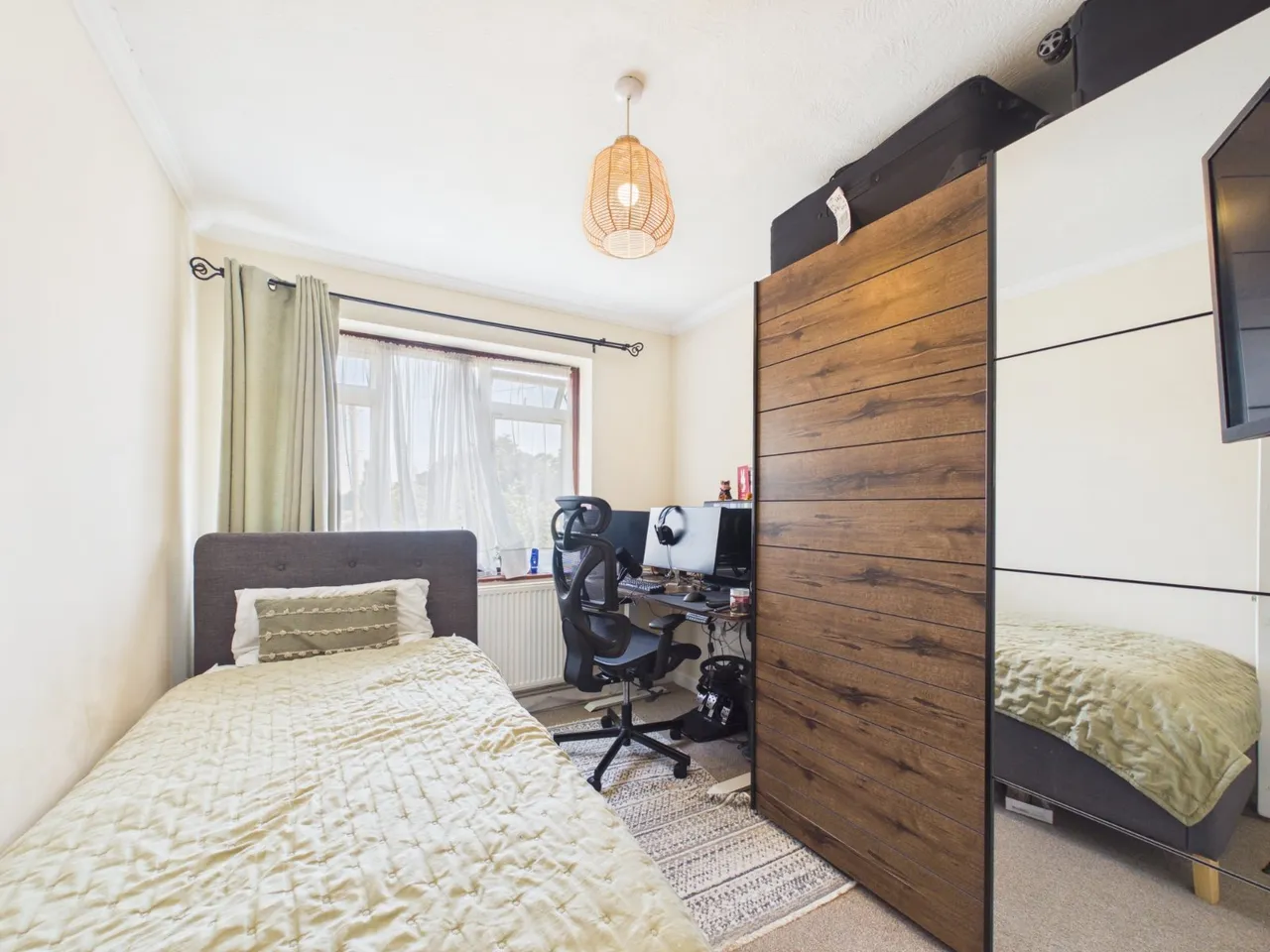 Feltham, Middlesex, photo 4