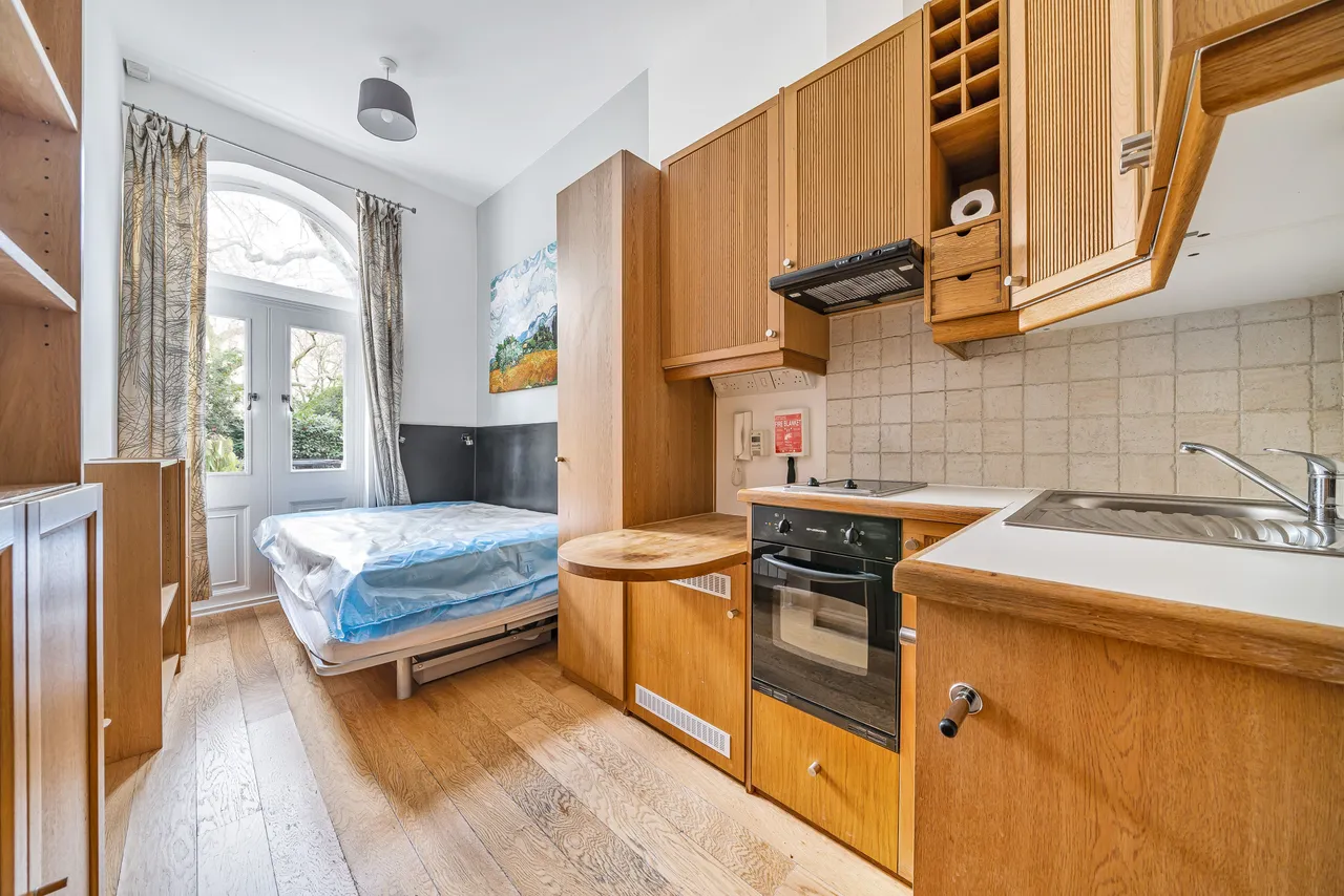 Flat 9, 30-31 Cartwright Gardens, London, photo 3