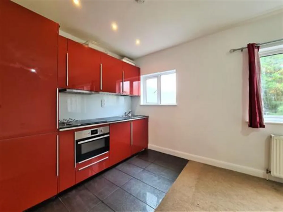 2 bed flat to rent, London, N12