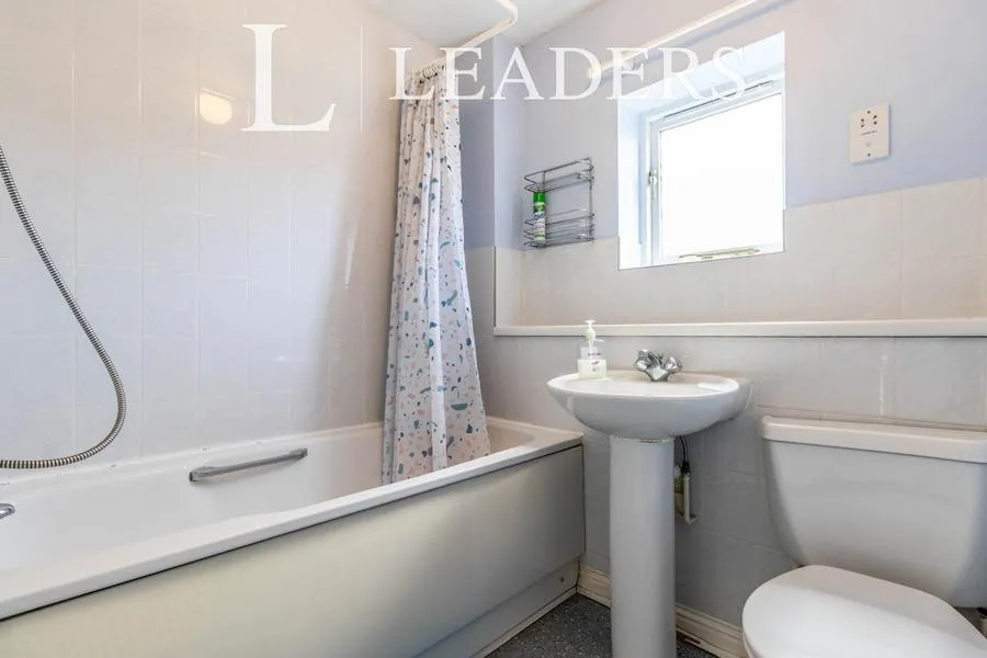 Kaye Don Way, Weybridge, KT13, photo 7