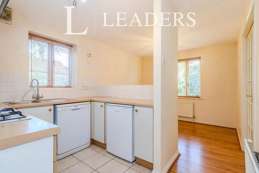 Kaye Don Way, Weybridge, KT13, photo 3