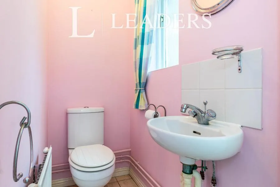 Kaye Don Way, Weybridge, KT13, photo 8