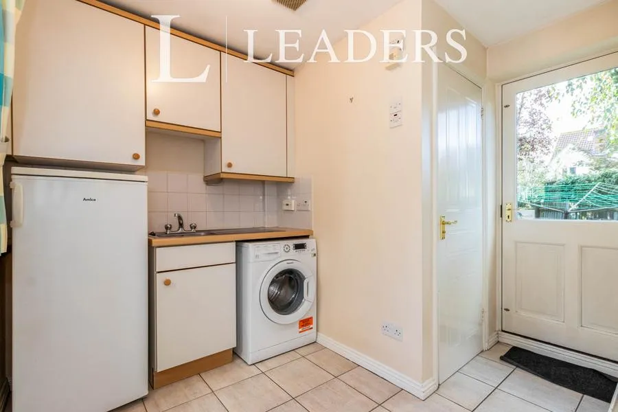 Kaye Don Way, Weybridge, KT13, photo 4