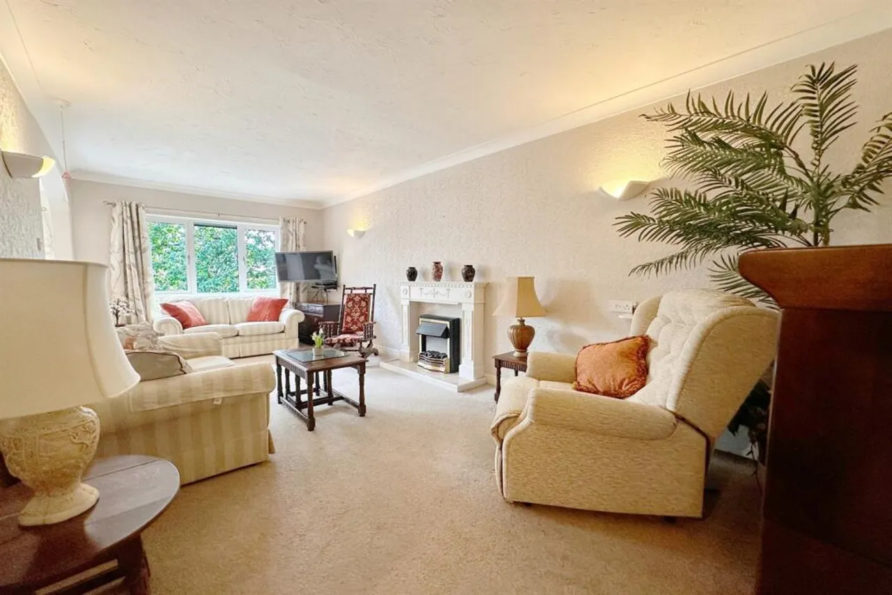 Woburn Court, Stockport, photo 2