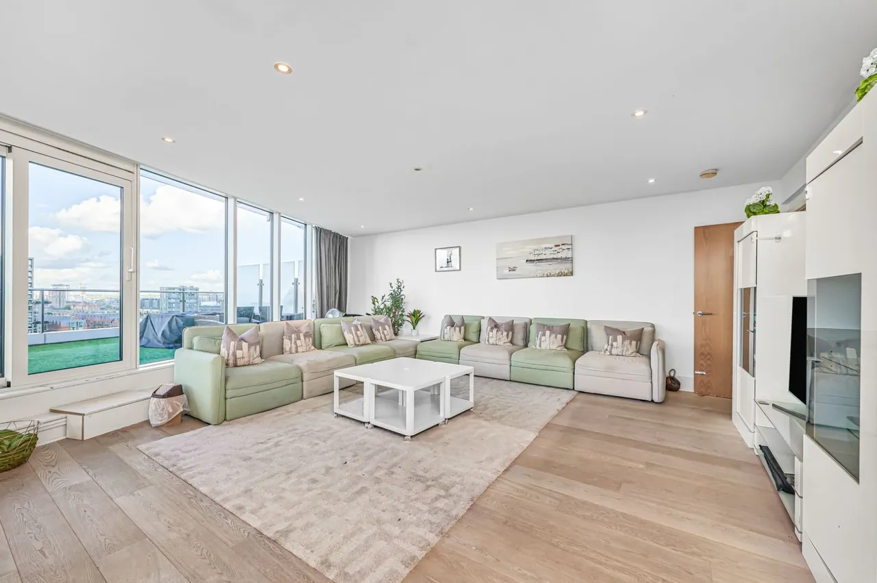 3 bed flat to rent, Juniper Drive, London, SW18