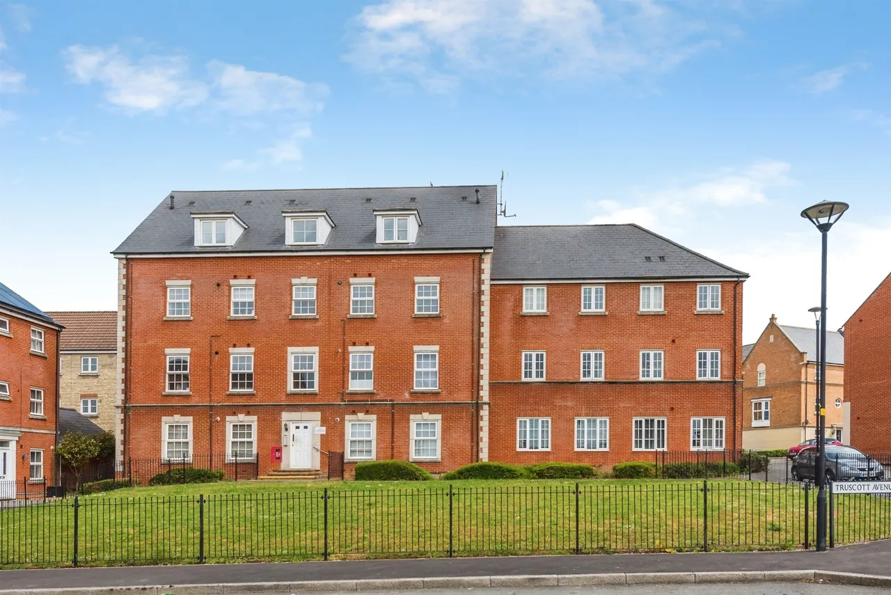 2 bed flat for sale — Dyson Road, Swindon