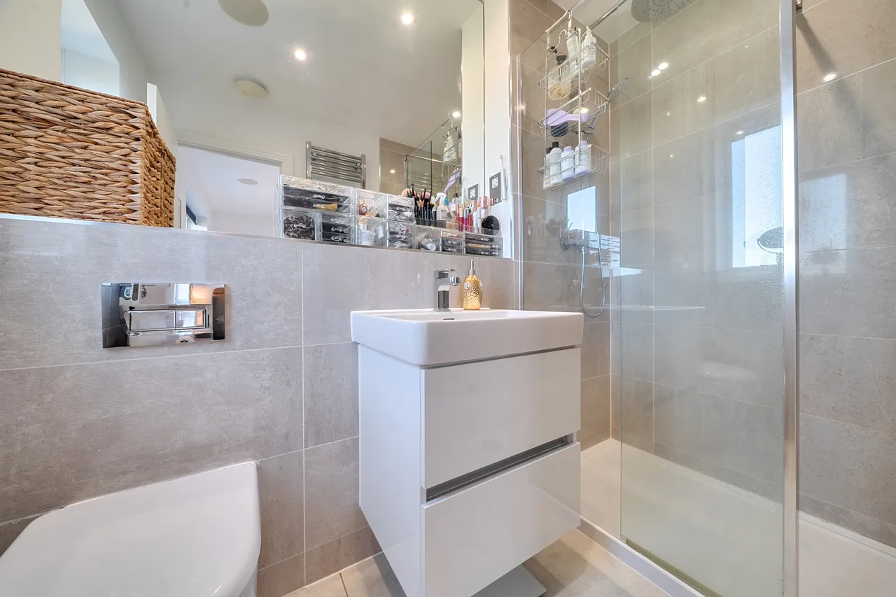 Orchard Farm Avenue, East Molesey, KT8, photo 8