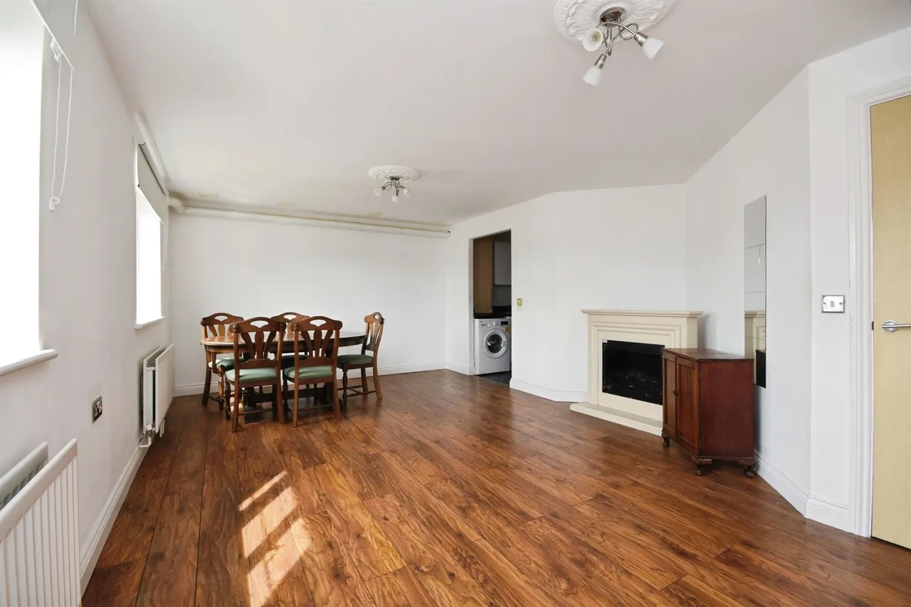 Gillian Crescent, Romford, RM2, photo 2