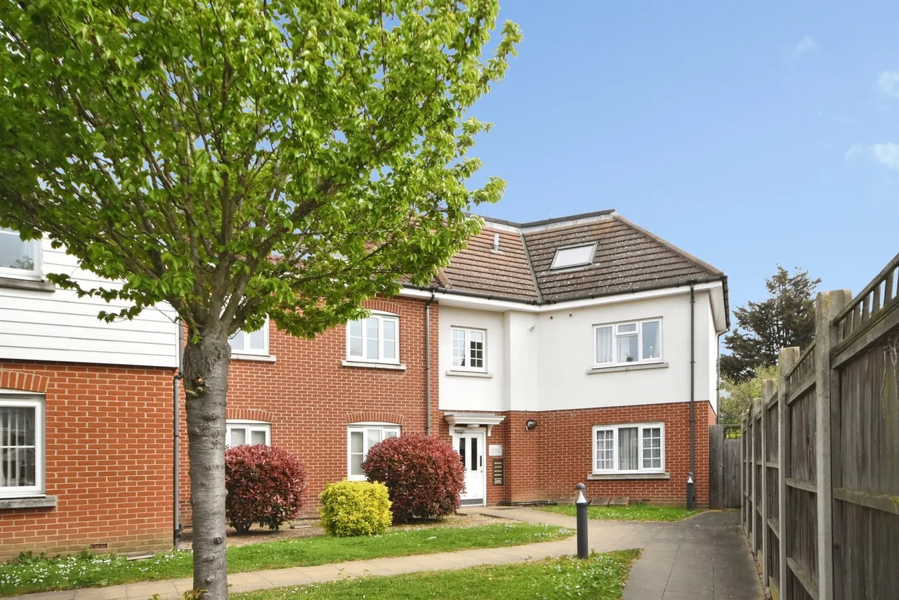 2 bed flat for sale, Gillian Crescent, Romford, RM2
