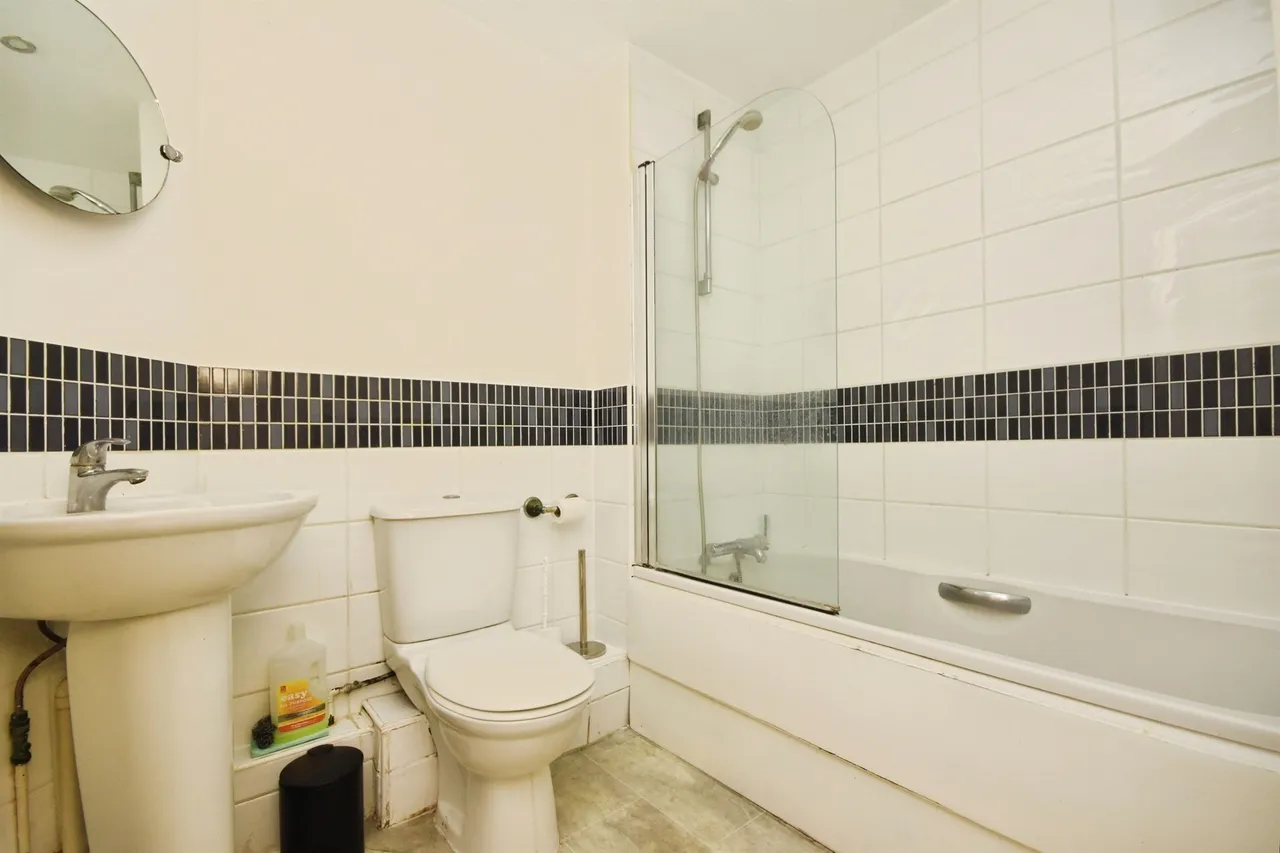Gillian Crescent, Romford, RM2, photo 8