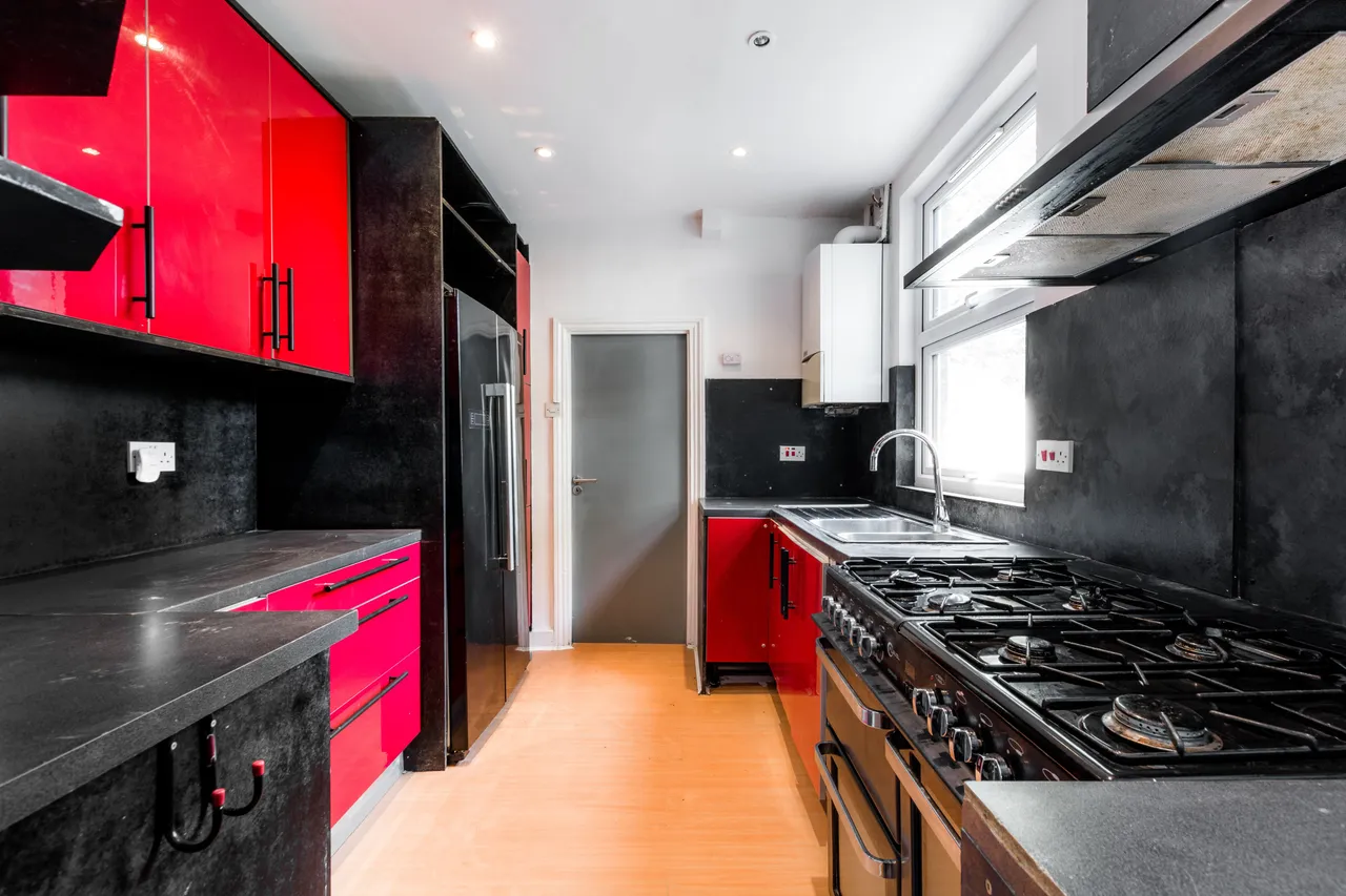 2 St Winefrides Avenue, London, photo 4