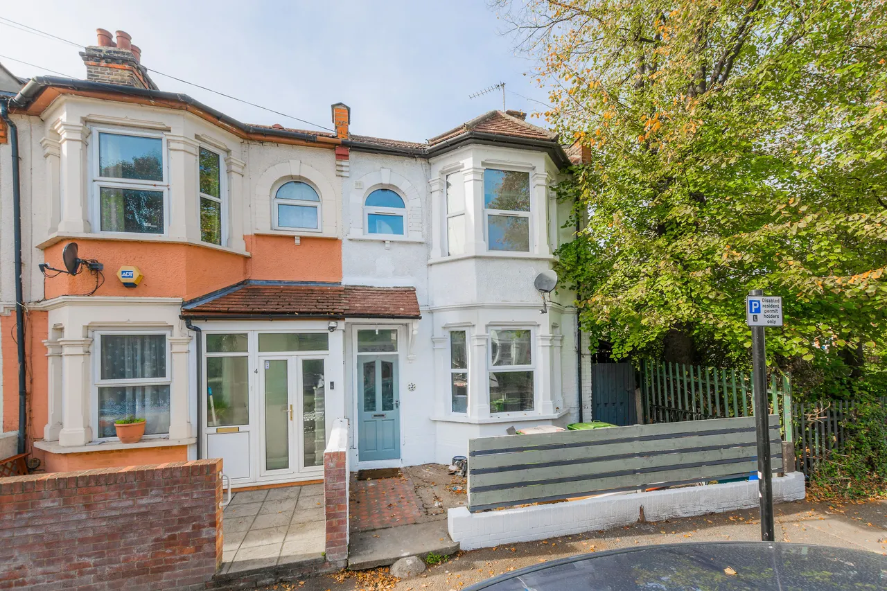 4 bed house to rent — 2 St Winefrides Avenue, London