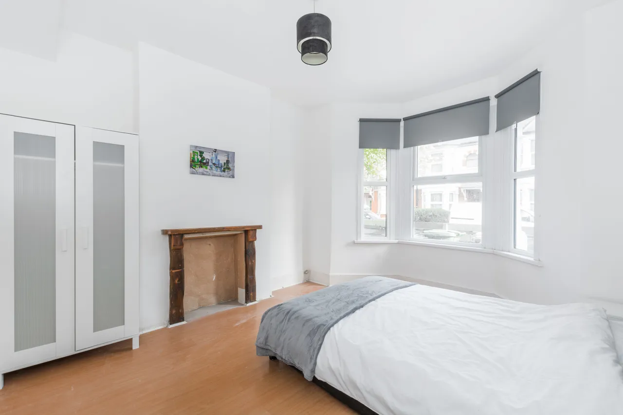 2 St Winefrides Avenue, London, photo 2