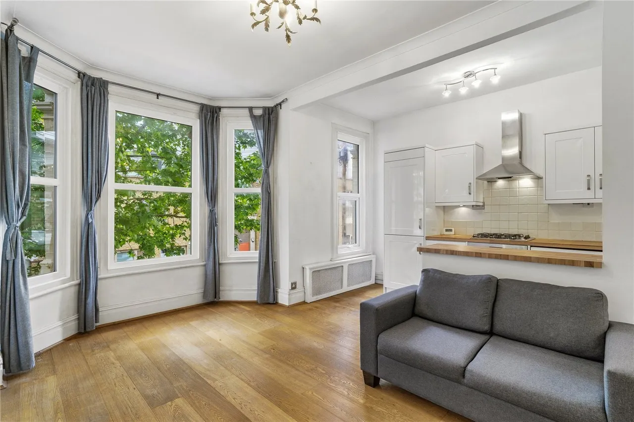 1 bed flat for sale, Strathblaine Road, London, SW11