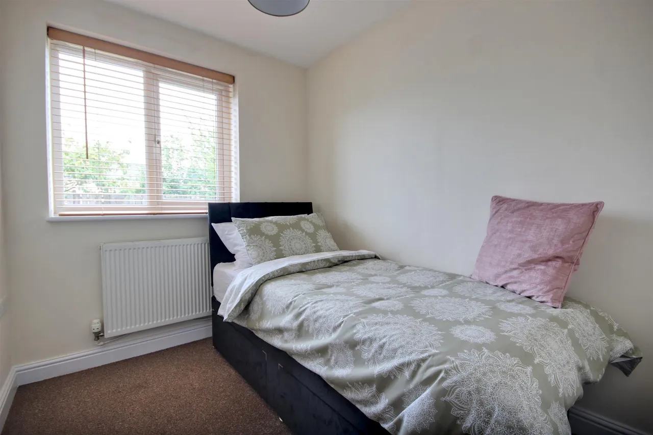 Nicholson Close, Beverley, photo 6