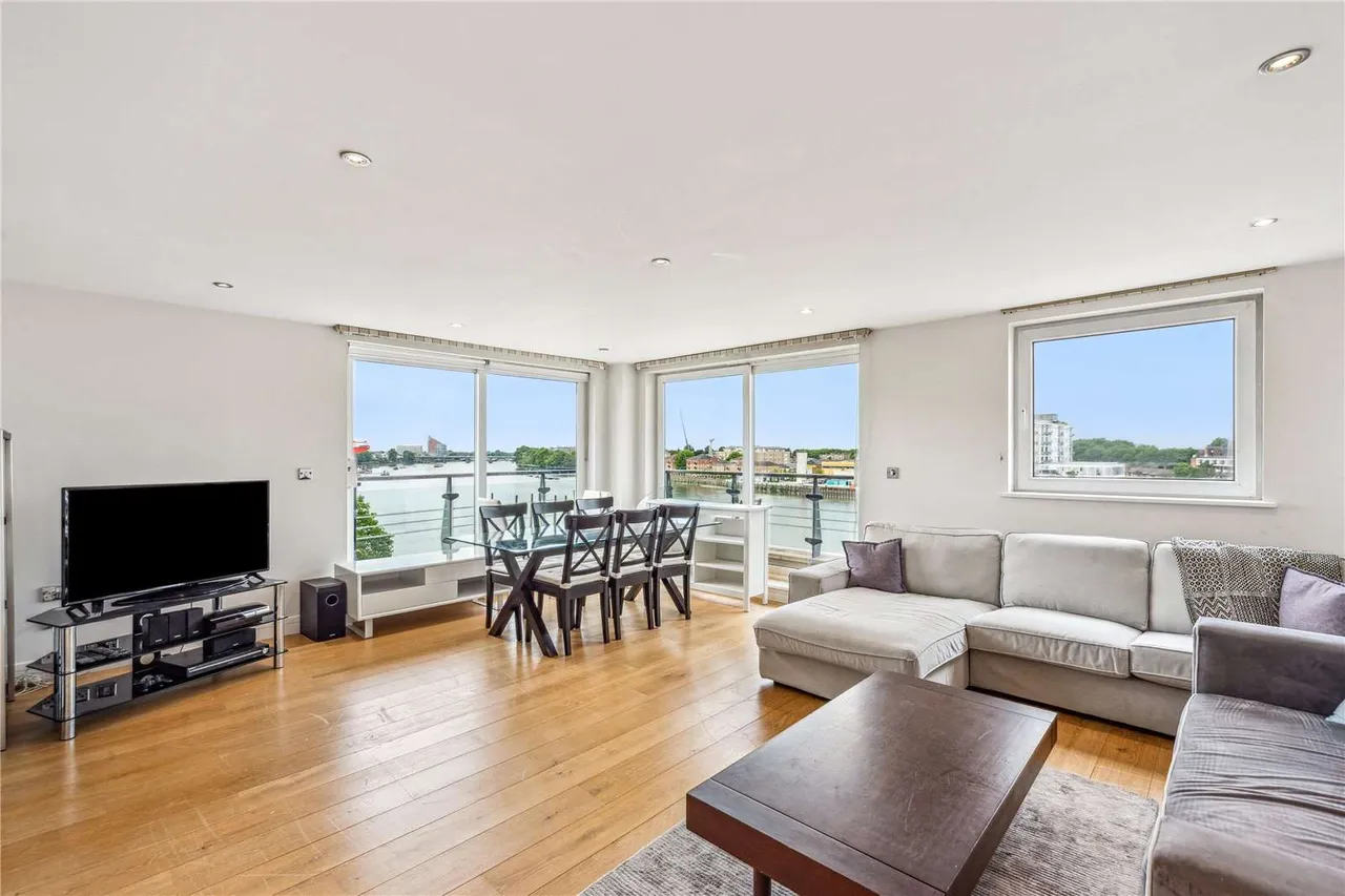 2 bed flat for sale — Anchor House, Smugglers Way, London, SW18 1EX