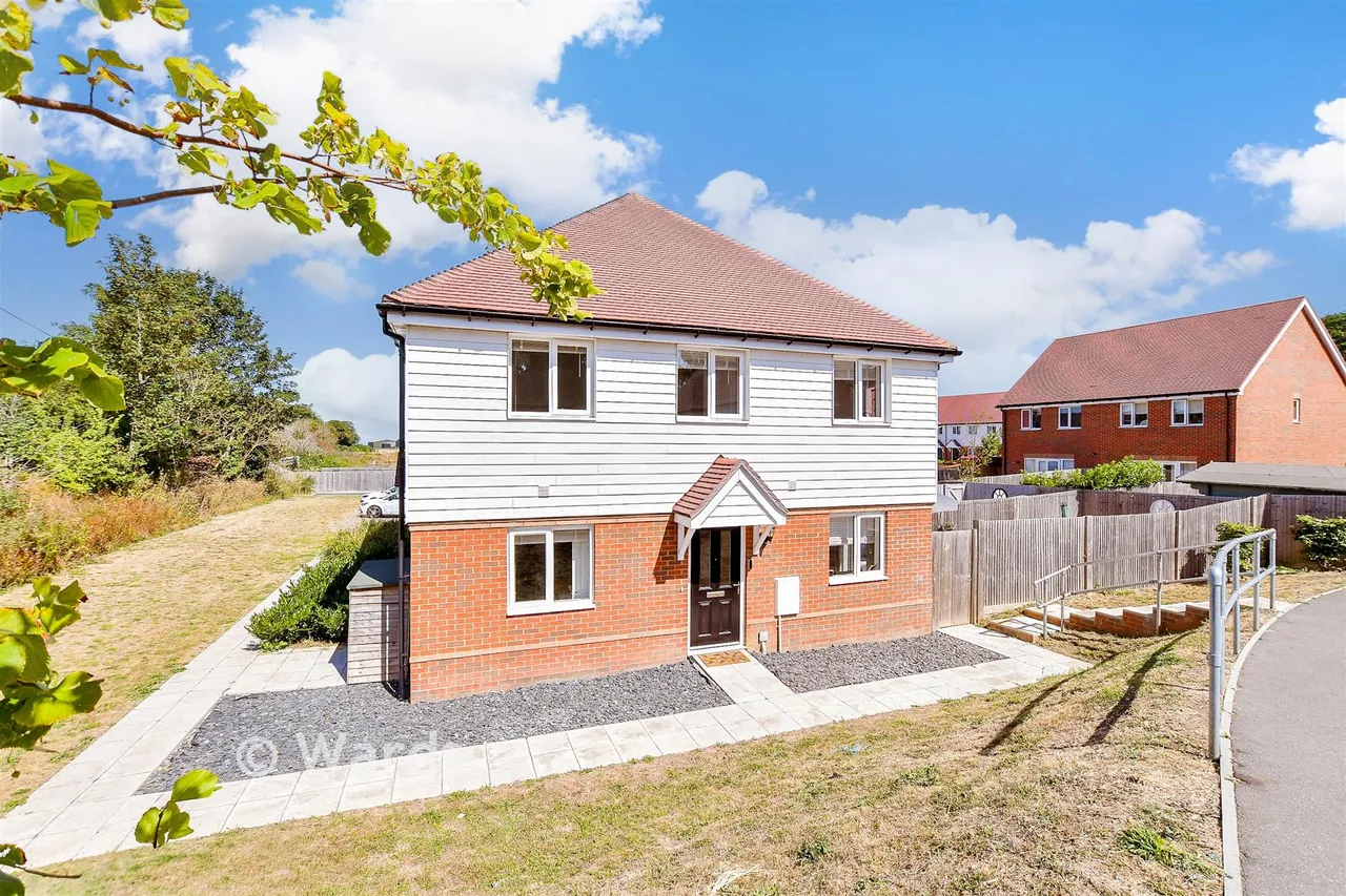 2 bed house for sale, Harvey Drive, Faversham, ME13