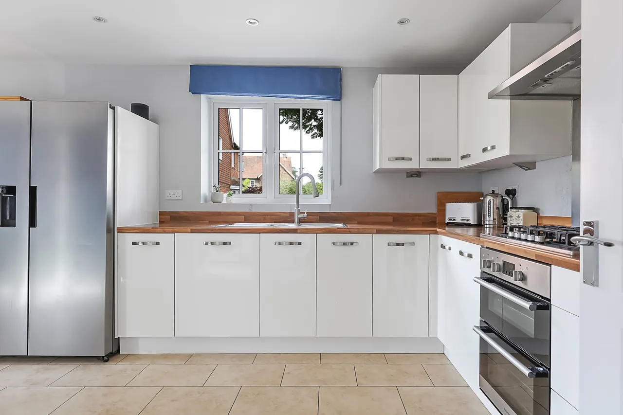 Chalkfield Road, Horley, RH6, photo 10