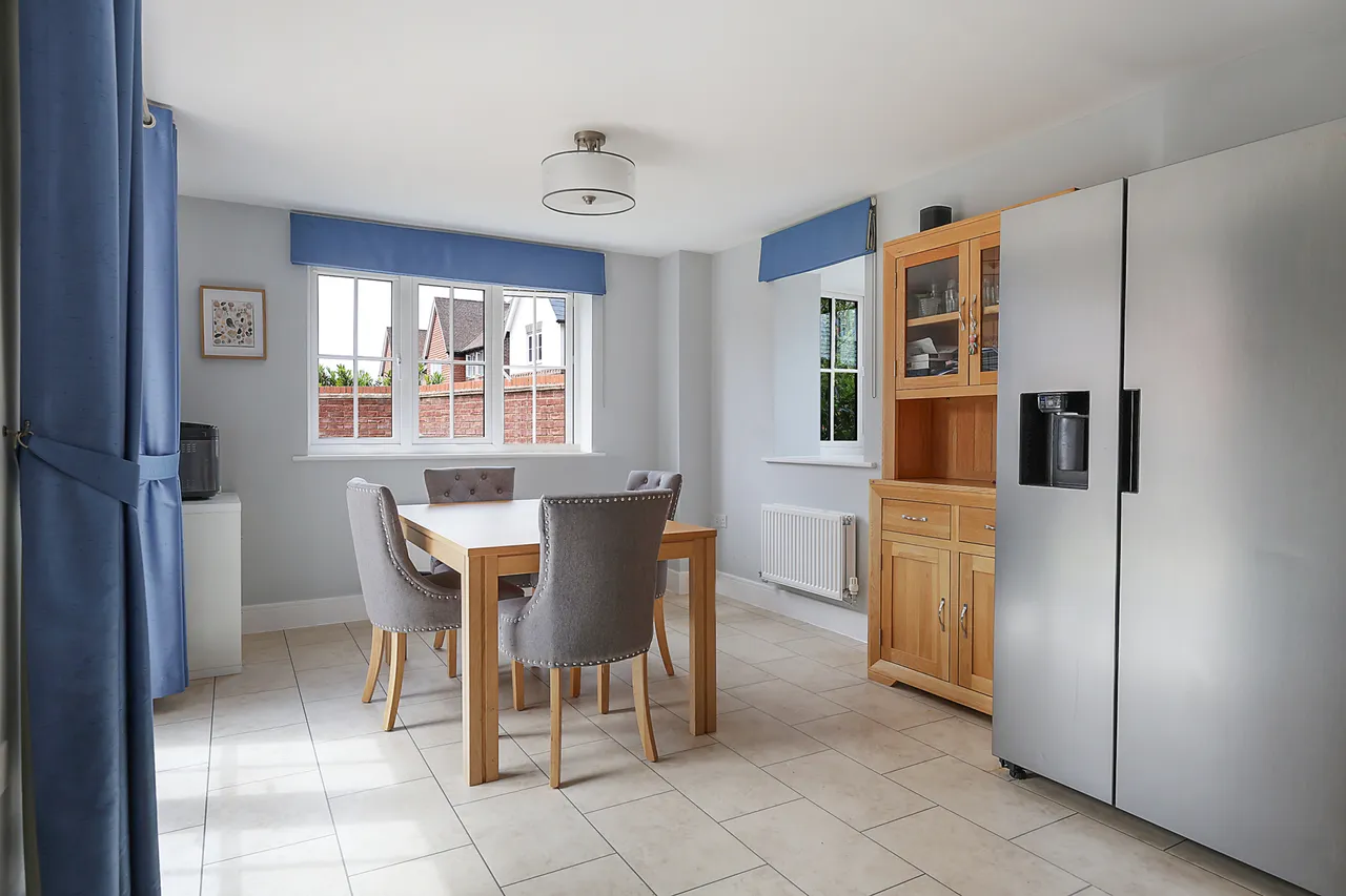 Chalkfield Road, Horley, RH6, photo 9